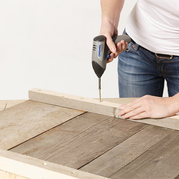 Etape 5: assembler les côtés du bac à plante deux par deux.