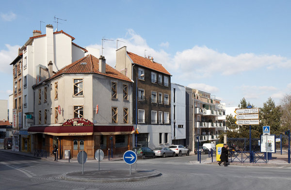 La maison est située dans le centre ville de Clamart.