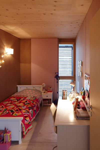 La maison est occupée par une famille avec trois enfants. Le bois est aussi présent à l’intérieur.