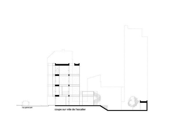 Comme un immeuble de 4 étages, la maison dessine un volume vertical.