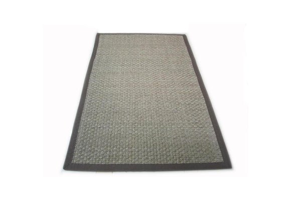 Peu de couleurs, mais des tissages très variés et décoratifs ! Le jonc de mer a besoin d’eau. Pour lui redonner, propreté, lustre et vigueur, passez régulièrement une serpillère humide. Tapis en jonc de mer, chez Mr Bricolage.