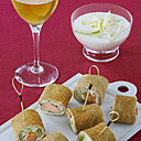 Des petites bouchées à prendre à l'apéritif, accompagné d'un verre de cidre acidulé et très frais qui rencontrera les notes douces du saumon glacé.