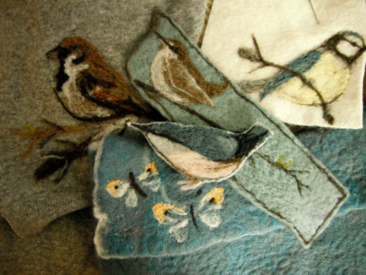 Des oiseaux prêts à se poser sur un cardigan.