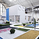 La reconstitution grandeur nature en 2009 de la Villa Arpel dans la Halle Curial du CentQuatre, accessoirisée et éclairée comme au cinéma.