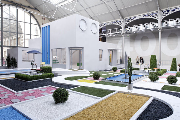 La reconstitution grandeur nature en 2009 de la Villa Arpel dans la Halle Curial du CentQuatre, accessoirisée et éclairée comme au cinéma.