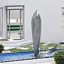 Rien ne manque : le jardin rectiligne rose et bleu, son plan d'eau et ses nénuphars de plastique, son poisson fontaine qui crache, ses terrasses bien dessinées, son garage et la Chevrolet Bel Air 1956 de Monsieur Arpel.