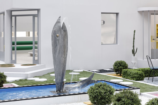 Rien ne manque : le jardin rectiligne rose et bleu, son plan d'eau et ses nénuphars de plastique, son poisson fontaine qui crache, ses terrasses bien dessinées, son garage et la Chevrolet Bel Air 1956 de Monsieur Arpel.