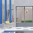 Le vaste salon et son canapé haricot, les baies vitrées et les fauteuils coquetiers du couple... On croirait entendre Madame Arpel : " C'est si pratique. Tout communique ! ".