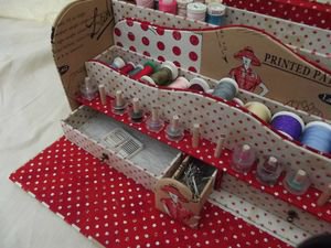 Atelier de la couturière est conçu pour recevoir, canettes, bobines, accessoires de machine à coudre.