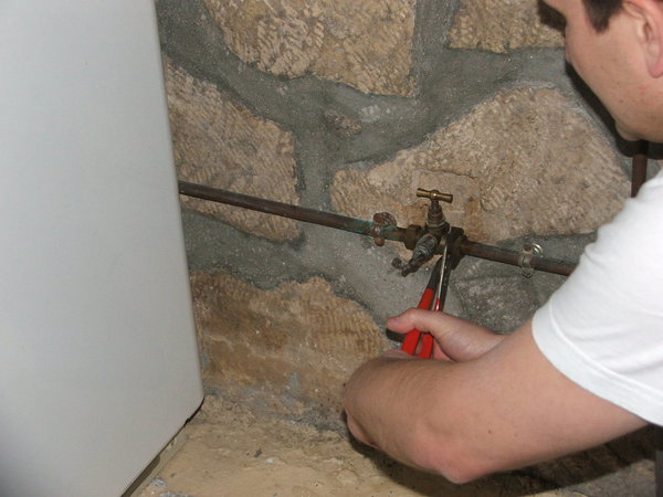 Etape 3 : Desserrer les écrous à l’aide d’une pince multiprise ou d’une clé à molette, sans forcer. En principe, les écrous ne sont pas serrés dans le même sens : le premier écrou se desserre en actionnant la pince vers le bas, tandis que le second écrou se desserra vers le haut. Retirer l’ancien robinet ainsi que les deux anciens joints localisés dans l’écrou au niveau du collet battu.