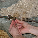 Etape 6 : Placer les deux joints fibres humidifiés dans le fond de  chaque écrou et venant en butée contre le collet battu. Bien appuyer sur le joint, afin de faire adhérer sur le collet.