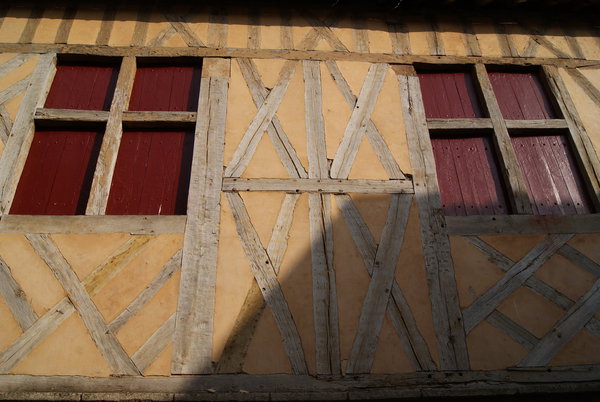 La construction modulaire offre d’infinies possibilités de variantes de plans et de solutions architecturales. Maison ancienne à Vézelay.