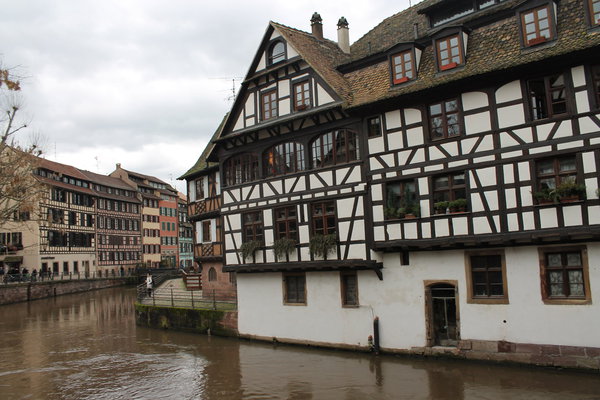 Avec le temps et le manque d’entretien, le colombage et surtout le remplissage peuvent se dégrader. Ne soyez pas tenté d’enlever le torchis ou le terre pour remplir votre colombage avec du ciment ou des briques classiques.  Si l’on enferme le bois, il va pourrir à la zone de contact avec le ciment.