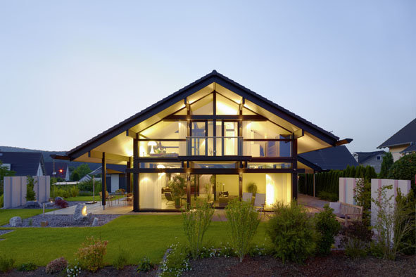 Dans la deuxième moitié du 20ème siècle, ce principe de construction était presque tombée dans l’oubli. C’est grâce à l’entrepreneur Franz Huf et à l’architecte Manfed Adams que le colombage est redevenu une façon de construire très en vogue.