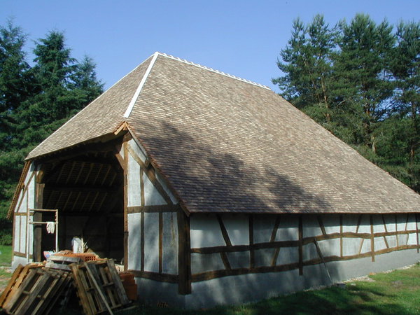 Une habitation saine, durable, au meilleur rapport/qualité/prix/performance, économe en énergie est l’atout d’une maison en bois. Léonard Charpentes.