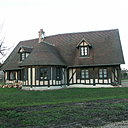 Un des premiers avantages de la construction à colombages : le bois. C’est une matière première renouvelable, permettant de construire avec un matériau écologique et neutre sur l’environnement. Léonard Charpentes.