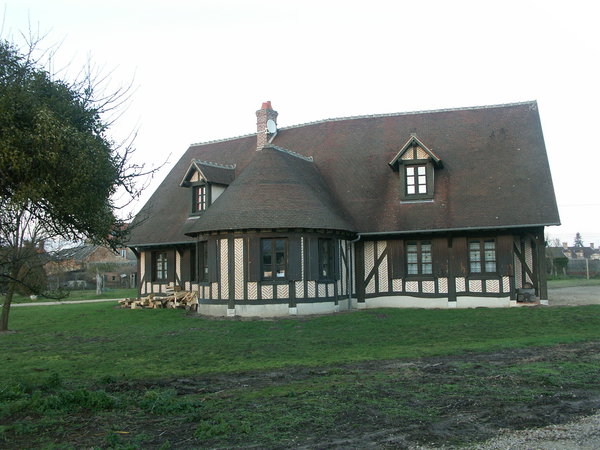Un des premiers avantages de la construction à colombages : le bois. C’est une matière première renouvelable, permettant de construire avec un matériau écologique et neutre sur l’environnement. Léonard Charpentes.