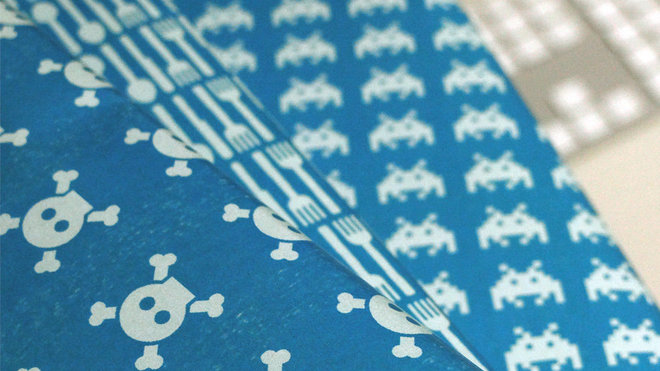 Tête de mort ou Space Invader, des papiers prêts à recouvrir vos livres ou cadeaux.