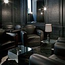 Moquette, boiseries et fauteuil Club noirs pour un total look au fumoir de la maison des Centraliens.