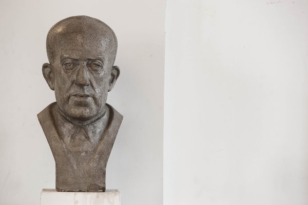 Henry van de Velde (1863-1957) compte parmi les pères fondateurs du Mouvement Moderne. Designer, relieur et architecte, il transmet également par l’enseignement son savoir et le résultat de sa quête de la beauté à travers l’élaboration d’un art total.