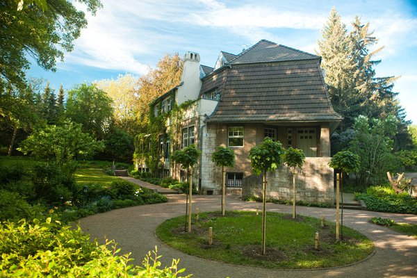 La maison «  High Peupliers » est l’ancienne maison de Henry van de Velde à Weimar et désormais prise en charge par la fondation du classicisme de Weimar, utilisée comme un musée.