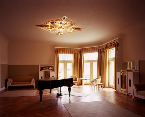 En 1890, il présenta ses œuvres de mobilier en bois dans la Galerie «  l’Art nouveau » de Samuel Bing à Paris, et devint ensuite connu internationalement. Il construisit en 1895 sa propre maison à Bruxelles.