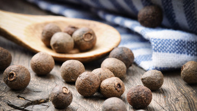 Noir, blanc, vert et même rouge, les grains poivre se déclinent dans de nombreuses teintes en fonction de leur niveau de maturité et leur origine. Noir, blanc, vert et même rouge, les grains poivre se déclinent dans de nombreuses teintes en fonction de leur niveau de maturité et leur origine.