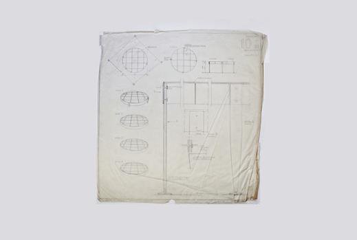 Plans d’une petite table basse réalisée à partir d’un quadrillage ludique de bandes d’acier coloré et recouvert d’un plateau en cristal transparent. Les couleurs changent en fonction du point de vue que l’on a sur la table. Création de Gio Ponti en 1954.