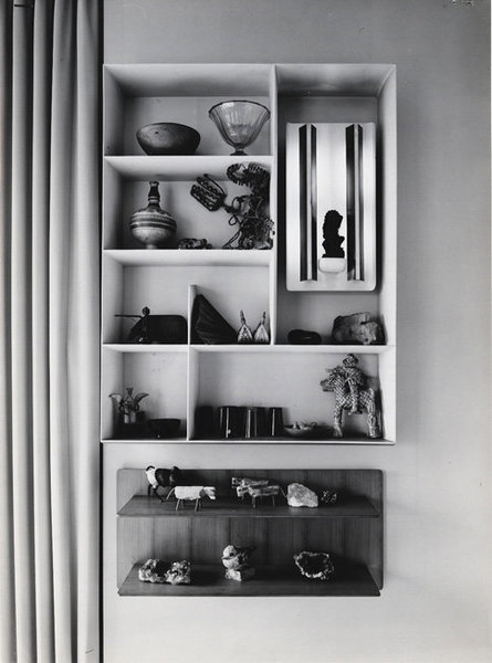 Dans la maison de la via Dezza, loin des rayonnages linéaires standardisés, un modèle de bibliothèque ludique doté d’un petit miroir. Jeu de géométriques, ses casiers et niches offrent un espace de rangement dynamique et rythmé, qui s’adapte aux objets décoratifs comme aux livres.