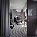 Dans cette « maison témoin » par excellence, l’aménagement innovant de l’espace a été réalisé avec des cloisons amovibles et des portes repliables en accordéon. Via Dezza, la priorité est donnée à l’ouverture, avec des fenêtres décorées, des meubles à l’éclairage intégré, des panneaux modulables.