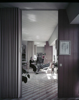 Dans cette « maison témoin » par excellence, l’aménagement innovant de l’espace a été réalisé avec des cloisons amovibles et des portes repliables en accordéon. Via Dezza, la priorité est donnée à l’ouverture, avec des fenêtres décorées, des meubles à l’éclairage intégré, des panneaux modulables.