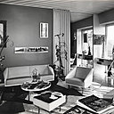 Dans le salon, un sol en céramique à rayures diagonales blanches et jaunes, réalisé entièrement à la main par Melotti. Le motif est répété au plafond en stuc blanc.