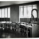 Dans les bureaux du Palazzo Montecatini, les standardistes disposaient de chaises à l’assise large et au dossier confortablement galbé, tout en aluminium. Le modèle dessiné par Gio Ponti mettait en exergue la vocation première de l’entreprise, une fabrique d’aluminium.