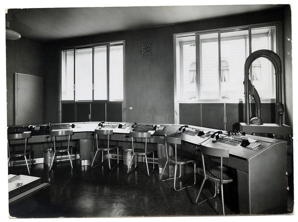 Dans les bureaux du Palazzo Montecatini, les standardistes disposaient de chaises à l’assise large et au dossier confortablement galbé, tout en aluminium. Le modèle dessiné par Gio Ponti mettait en exergue la vocation première de l’entreprise, une fabrique d’aluminium.