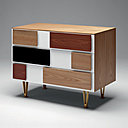 Commode de Gio Ponti, avec façade animée de plaques de bois de différentes essences dans sa version compacte, en 1,02 m de longueur.