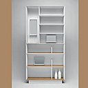 Hyper-actuelle, cette bibliothèque  conçu en 1956-57 pour l’appartement de la via Dezza  est rééditée dans une version avec ou sans miroir. Structure en multiplis d’orme partiellement recouvert d’un vernis transparent, mettant en valeur le veinage du bois et peint en blanc.