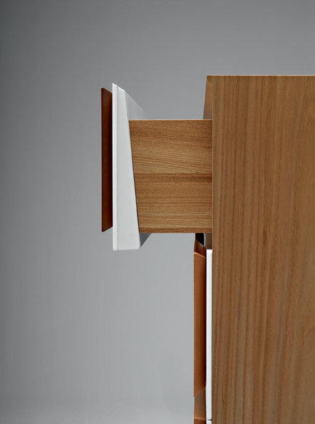 Détail d’un tiroir de la commode de Gio Ponti, réalisée pour son propre usage. Cette réédition est fidèle à l’original des années 1950, hormis le système d’ouverture amélioré par la technique actuelle du pousse-lâche.