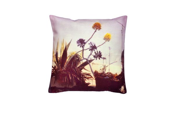 Un coussin qui fait rêver. Sa housse est une impression numérique d’une photo de Cécile Brulé sur un natté 100% coton. Lavable en machine. A partir de 75 €. Coussin Cactus. Chardons Bleus. www.chardonsbleus.com