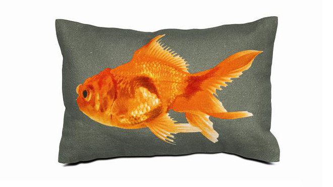 Un coussin pour les amis des animaux. Vert et orange, il est orné d’un beau poisson rouge. 20 x 30 cm. 49 €. Coussin Goldfish. Bo Concept. www.boconcept.fr