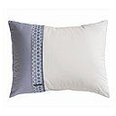 Un coussin pour les amateurs de sobriété. En percale, passepoil satin gris et passepoil satin à pois. 35 x 35 cm. 39 €. Coussin Luca. Anne de Solène. www.anne-de-solene.com