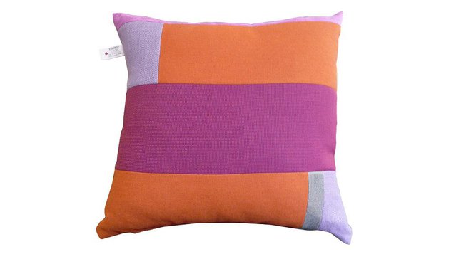 Un coussin pour les fans des 70’s, du violet et de l’orange. A partir de 35 €. Création Edwinka. www.edwinka.com
