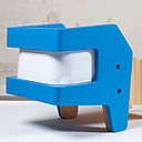 Véritable designer contemporain, Charles Kalpakian nous régale par son imagination et ses idées toutes plus extravagantes les unes que les autres. Ce jeune designer français s’inscrit dans une génération de designers bercée par la technologie. Son meuble porte magazine en forme de chien fait aussi effet de lampe. Rien de plus simple, pour allumer ou éteindre cette lampe, il suffit de lui tirer la queue. 450 €, en autoédition chez hellokarl.com.