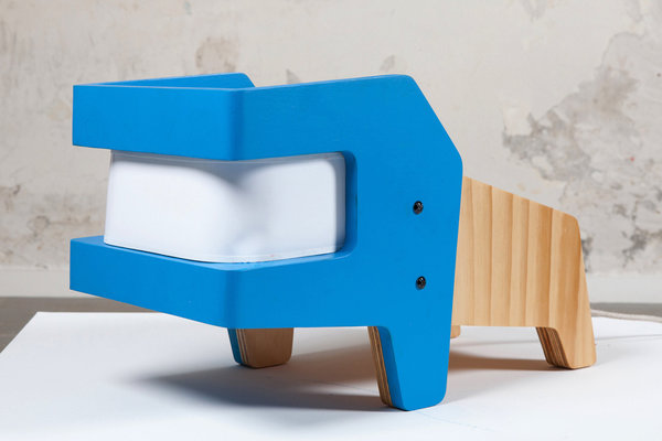 Véritable designer contemporain, Charles Kalpakian nous régale par son imagination et ses idées toutes plus extravagantes les unes que les autres. Ce jeune designer français s’inscrit dans une génération de designers bercée par la technologie. Son meuble porte magazine en forme de chien fait aussi effet de lampe. Rien de plus simple, pour allumer ou éteindre cette lampe, il suffit de lui tirer la queue. 450 €, en autoédition chez hellokarl.com.