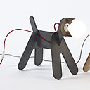 Lampe à poser en médium naturel non vernis en forme de chien. Les architectes Clothilde et Julien ont souhaité imprimer à leur première collection de l’humour et du décalage. Une lampe ludique à monter soi-même ! Son design simple et décalé en fait une lampe à poser pour une chambre d’enfants. Ils pourront exprimer leur créativité en choisissant la couleur de la lampe : peignez le chien au gré de leurs envies ! Lampe Dog éditée par ENO, 40 x 36 cm, 69 €, www.fleux.com.