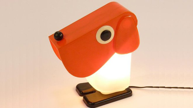On aurait tant aimé dessiner cette lampe pour enfants des années 70 : la célèbre lampe chien de Fernando Cassetta pour Tacman. Un style BD sorti des années 70 pour cette lampe chien en plastique produite par l’éditeur de luminaires italiens Tacman, qui fait partie de la même collection que la fameuse lampe toucan. L’intensité lumineuse est réglable en inclinant la tête. Pièces anciennes parfois en vente chez atelierdemrjacques.com, 250 €. On aurait tant aimé dessiner cette lampe pour enfants des années 70 : la célèbre lampe chien de Fernando Cassetta pour Tacman. Un style BD sorti des années 70 pour cette lampe chien en plastique produite par l’éditeur de luminaires italiens Tacman, qui fait partie de la même collection que la fameuse lampe toucan. L’intensité lumineuse est réglable en inclinant la tête. Pièces anciennes parfois en vente chez atelierdemrjacques.com, 250 €.