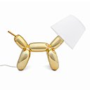 La lampe de table collection Doggy Or chromé chez Sompex dessinée par Philippe Bruni vous surprendra par son style en forme de chien en ballon de baudruche qui vous rappellera la célèbre sculpture de l’artiste américain Jeff Koons.  Lampe Doggy dorée en résine synthétique, 40 cm, 30 cm, 129 €, aux Galeries Lafayette.