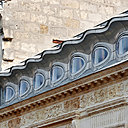 L’extension trace une sorte de « diadème qui se pose sur la corniche en pierre. Et le zinc (réalisation Vmzinc) dessine un petit masque vénitien.