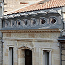 Le zinc dessine un passage entre les tuiles du toit et la pierre. La maison a reçu le Prix de la Surélévation Agora 2012.