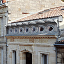 Le toit de tuiles a été percé de deux fenêtres de toit pour augmenter la luminosité intérieure, et offrir d’autres ouvertures à l’espace.