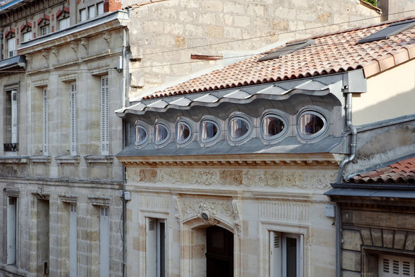 Le toit de tuiles a été percé de deux fenêtres de toit pour augmenter la luminosité intérieure, et offrir d’autres ouvertures à l’espace.